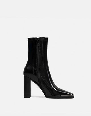 Black high-heeled slim boots