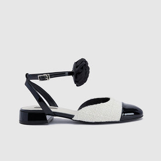 Low-heeled beach sandals