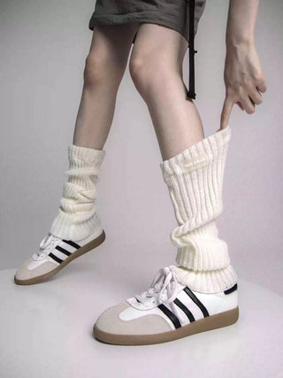 Solid color black and white thick line knitted socks