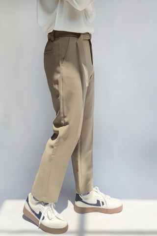 Semi-elastic tapered casual trousers with detachable belt