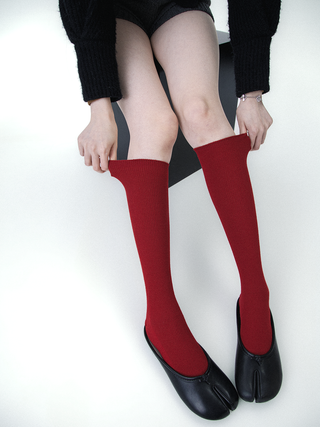 Red fine lines split toes socks